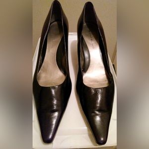 Black Bandolino mid-heel pump.